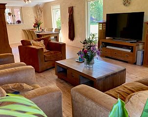 Comfortabele woonkamer in vakantiehuis Klijndijk, Drenthe, met ruime zithoek en moderne tv.