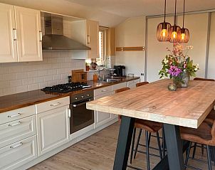 Moderne keuken in vakantiehuisje Klijndijk, Zuidoost Drenthe, met kookeiland en stijlvolle verlichting.