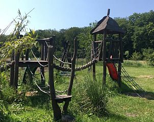 Speeltuin bij vakantiehuis Klijndijk, Zuidoost Drenthe, met houten klimtoestel en glijbaan.