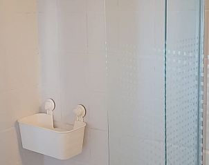 Moderne badkamer met douche in Vakantiehuisje in 't Haantje, Zuidoost Drenthe.