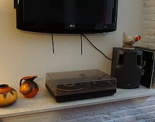 Stijlvolle decoraties en platenspeler in Vakantiehuis in Odoornerveen, Zuidoost Drenthe, perfect voor muziekfans.