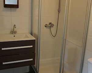 Stijlvolle badkamer met douche in Vakantiehuis in Odoornerveen, Zuidoost Drenthe.