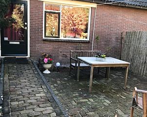 Gezellig terras bij Vakantiehuis in Odoornerveen, Zuidoost Drenthe, perfect voor buitenmaaltijden.