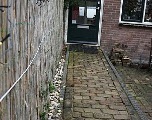 Sfeervolle tuinpad naar ingang van Vakantiehuis in Odoornerveen, Zuidoost Drenthe.