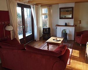 Knusse open haard in de woonkamer van Vakantiehuis in Odoornerveen, Zuidoost Drenthe, Drenthe.