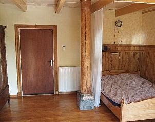 Sfeervolle slaapkamer met houten details in Vakantiehuis in Odoornerveen, Zuidoost Drenthe, Drenthe.