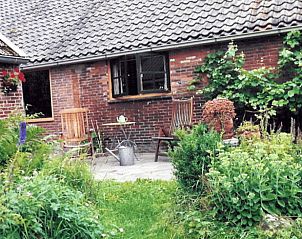 Buitenruimte met groene tuin bij Vakantiehuis in Odoornerveen, ideaal voor ontspanning, Zuidoost Drenthe, Drenthe.