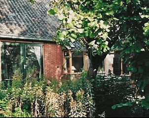 Groene entree met bomen bij Vakantiehuis in Odoornerveen, omgeven door natuur, Zuidoost Drenthe, Drenthe.