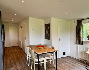 Gezellige binnenruimte van Vakantiehuisje in Odoornerveen, Drenthe, met eethoek en moderne inrichting voor een comfortabel verblijf.