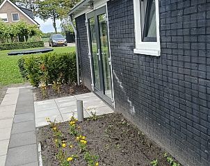 Buitenkant van Huisje in Emmer-Compascuum, vakantiehuis in Zuidoost Drenthe, Drenthe met bloementuin.