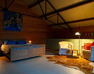 Ruime slaapkamer in Vakantiehuis in Zwinderen met gezellige zithoek in Drenthe.