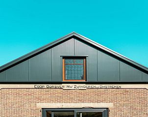 Bovenverdieping van Vakantiehuis in Zwinderen met blauwe lucht in Zuidoost Drenthe.