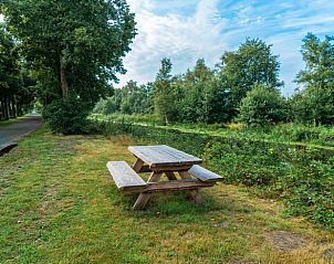Natuurrijke omgeving bij Vakantiehuis in Zwinderen met picknicktafel langs water in Drenthe.