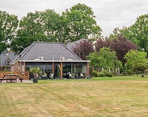 Ruime tuin bij Huisje in Fluitenberg, vakantiehuis in Zuidwest Drenthe, ideaal voor buitenactiviteiten.