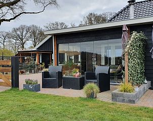 Moderne veranda bij Huisje in Fluitenberg, vakantiehuis in Zuidwest Drenthe, voor ontspanning in de buitenlucht.