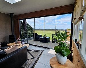 Gezellige zitruimte met uitzicht in Huisje in Fluitenberg, vakantiehuis in Zuidwest Drenthe.