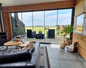 Lichte en ruime binnenruimte in Huisje in Fluitenberg, vakantiehuis in Zuidwest Drenthe, perfect voor ontspanning.