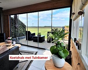 Knusse woonkamer in Huisje in Fluitenberg, vakantiehuis in Zuidwest Drenthe, met prachtig uitzicht op de natuur.