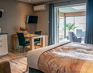 Comfortabele slaapkamer met toegang tot terras in Vakantiehuis in Fluitenberg, Zuidwest Drenthe.