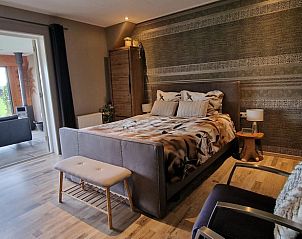 Stijlvolle slaapkamer met moderne inrichting in Vakantiehuis in Fluitenberg, Zuidwest Drenthe.