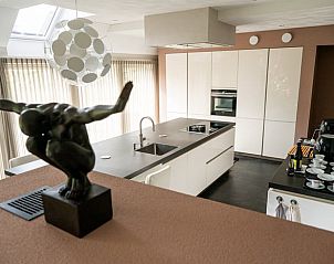 Moderne keuken in Vakantiehuis in Fluitenberg, Zuidwest Drenthe, met strak design en apparatuur.