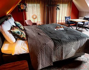 Sfeervolle slaapkamer met kleurrijke accenten in Vakantiehuis in Fluitenberg, Zuidwest Drenthe.