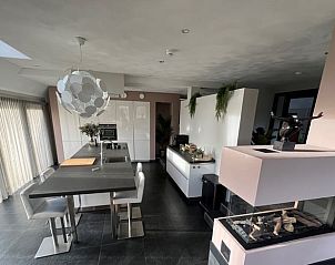 Ruime keuken en eetgedeelte in Vakantiehuis in Fluitenberg, Zuidwest Drenthe, met eigentijds design.