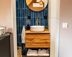 Stijlvolle badkamer met modern wastafelmeubel in Vakantiehuisje in Fluitenberg, Zuidwest Drenthe, ideaal voor comfort.