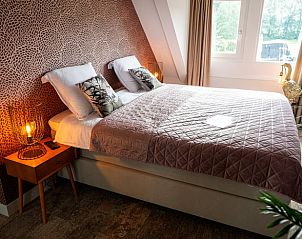 Gezellige slaapkamer in Vakantiehuis in Fluitenberg, Zuidwest Drenthe, met een comfortabel tweepersoonsbed en natuurlijk lichtinval.