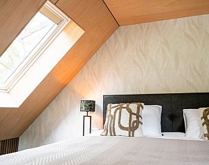 Sfeervolle slaapruimte in Huisje in Fluitenberg, vakantiehuis in Zuidwest Drenthe met natuurlijk licht en elegant design.