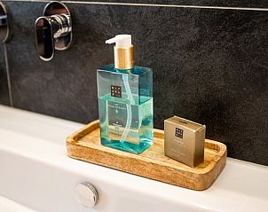 Verzorgde details in Vakantiehuis in Fluitenberg, Zuidwest Drenthe met luxe toiletartikelen voor gasten.