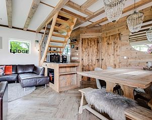 Gezellige binnenruimte van Huisje in Fluitenberg met houten interieur in Zuidwest Drenthe.