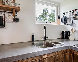 Functionele keuken van vakantiehuis Huisje in Fluitenberg met landelijke uitstraling in Drenthe.