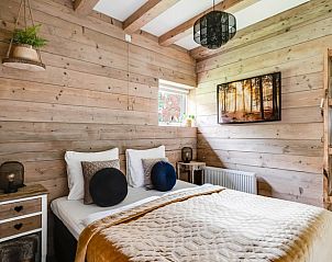 Knusse slaapkamer in Huisje in Fluitenberg met sfeervolle decoratie in Drenthe.