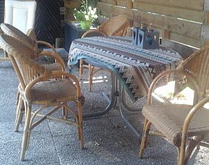 Gezellige binnenruimte van DE larix 150 vakantiehuis in Diever, Drenthe, met houten meubels.