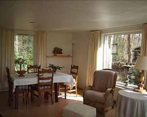 Comfortabele woonkamer in DE larix 150 vakantiehuis, Diever, met veel natuurlijk licht.