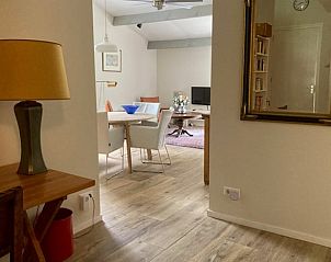 Gemtlicher Innenbereich des Ferienhauses in Diever, Sdwest-Drenthe, mit einem stimmungsvollen Wohnzimmer und Essbereich.