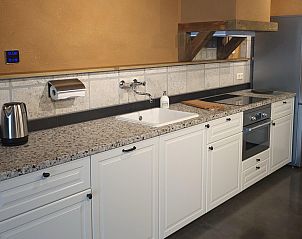 Stilvolles Interieur des Ferienhauses DG2052 in Diever, Sdwest-Drenthe, mit gemtlicher Sitzecke und moderner Einrichtung.