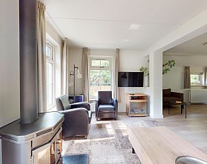 Gemtliches Wohnzimmer im Ferienhaus Borre Bos in Diever mit Holzofen und moderner Einrichtung, ideal zum Entspannen im Sdwesten von Drenthe.