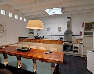 Ruime keuken in Huisje in Zuidwolde, een vakantiewoning in Drenthe, met moderne apparatuur en een gezellige eethoek.