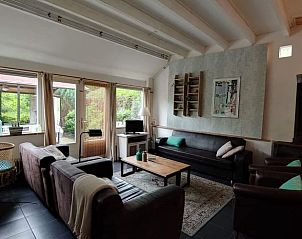 Gezellige woonkamer van Huisje in Zuidwolde, vakantiehuis in Zuidwest Drenthe, met comfortabele zitplekken en veel natuurlijk licht.