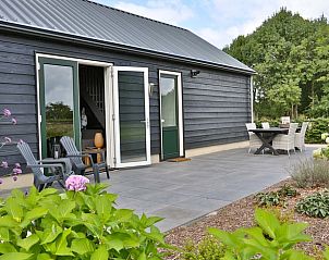 Ruim terras bij Vakantiehuis in Zuidwolde, Zuidwest Drenthe met uitzicht op groene omgeving.