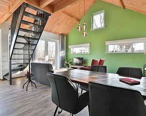 Eetruimte met natuurlijke lichtinval in Vakantiehuis in Zuidwolde, Drenthe, ideaal voor familiebijeenkomsten.