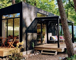 Huisje in Zuidwolde, een knus vakantiehuis in Zuidwest Drenthe, met een zonnig terras en omgeven door groene natuur.