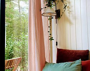 Gezellige binnenruimte van Huisje in Zuidwolde, vakantiehuis in Zuidwolde, Drenthe, met uitzicht op groene natuur.