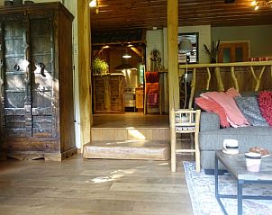 Gemtliches Wohnzimmer in Cottage in Zuidwolde, Ferienhaus in Sdwest-Drenthe, mit rustikalen Holzmbeln und warmer Einrichtung.