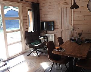 Gezellige binnenruimte van Vrijstaande woning in Ruinen, Zuidwest Drenthe. Vakantiehuis met houten interieur en uitzicht op de natuur.