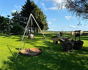 Buitenruimte met vuurplaats bij Vakantiehuisje in Ruinen, perfect voor gezellige avonden in Drenthe.