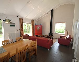 Gezellige woonkamer van Vakantiehuis in Ruinen, Zuidwest Drenthe, met moderne inrichting en uitzicht op de groene natuur.