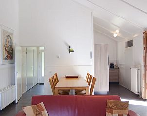 Gezellige woonkamer van Vakantiehuis in Ruinen, Zuidwest Drenthe, met een moderne inrichting en veel natuurlijk licht.